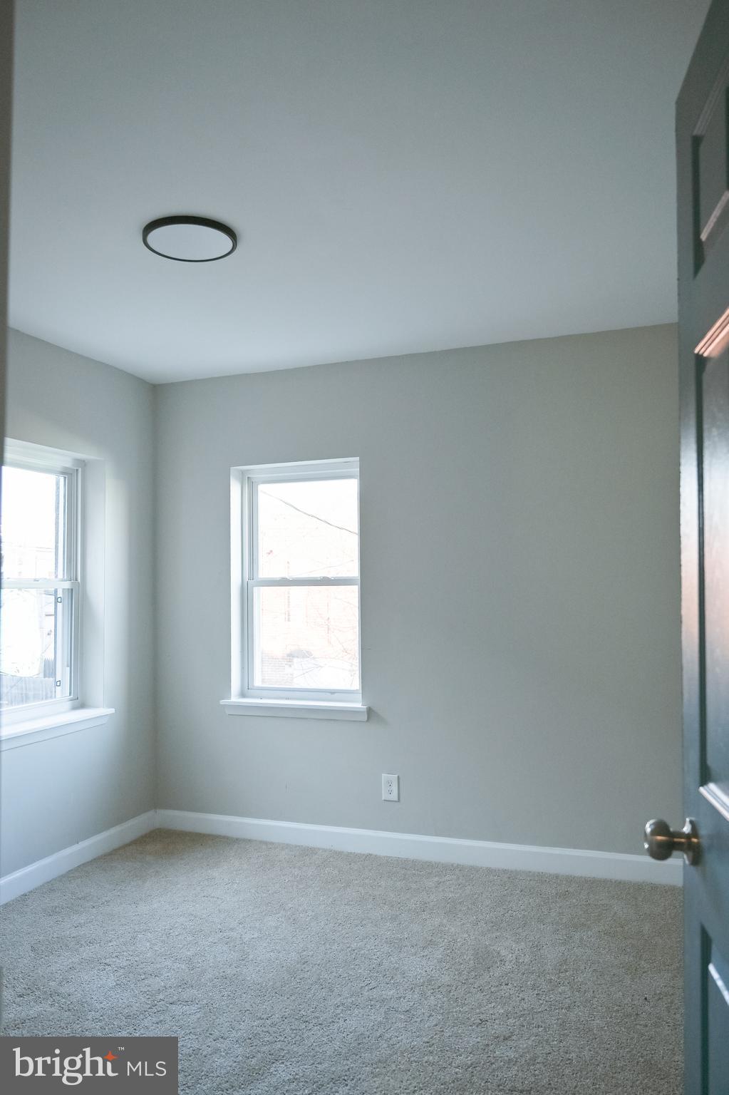 2214 East Fayette Street Baltimore, MD 21231 - Photo 30 of 40 an empty room with windows