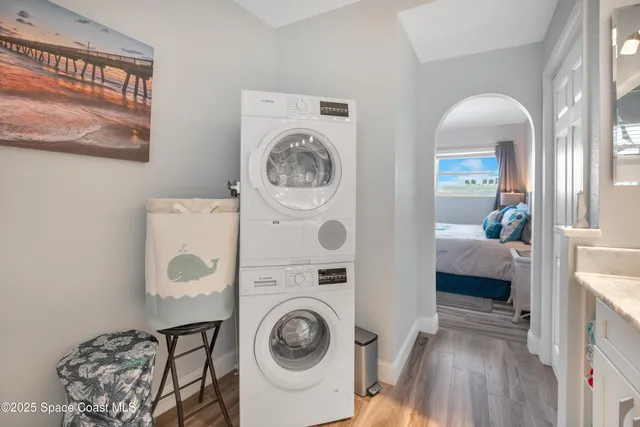 a en suite bathroom with a sink and a mirror