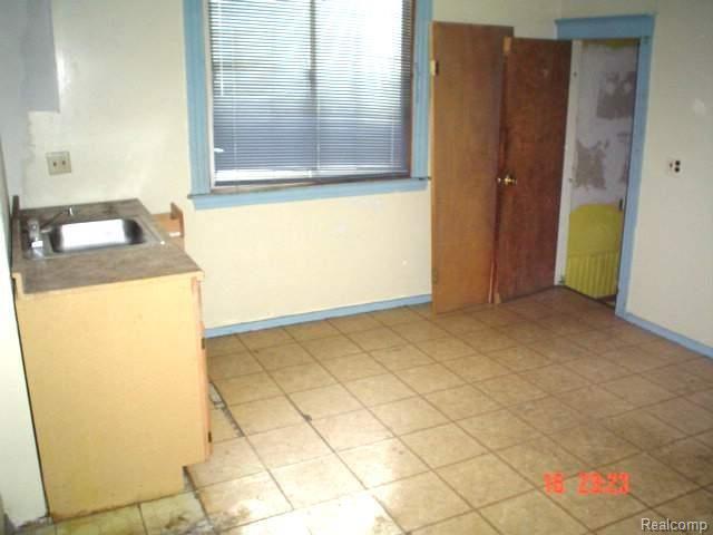 47 Maple Street River Rouge, MI 48218 - Photo 2 of 10 MAPLE KIT 2