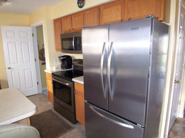 7163 North Nichols Road Flushing, MI 48433 - Photo 7 of 27 21134119-6.JPG