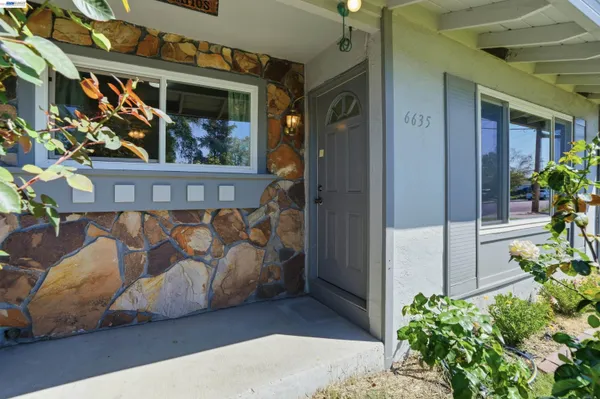 a view of entryway front of house