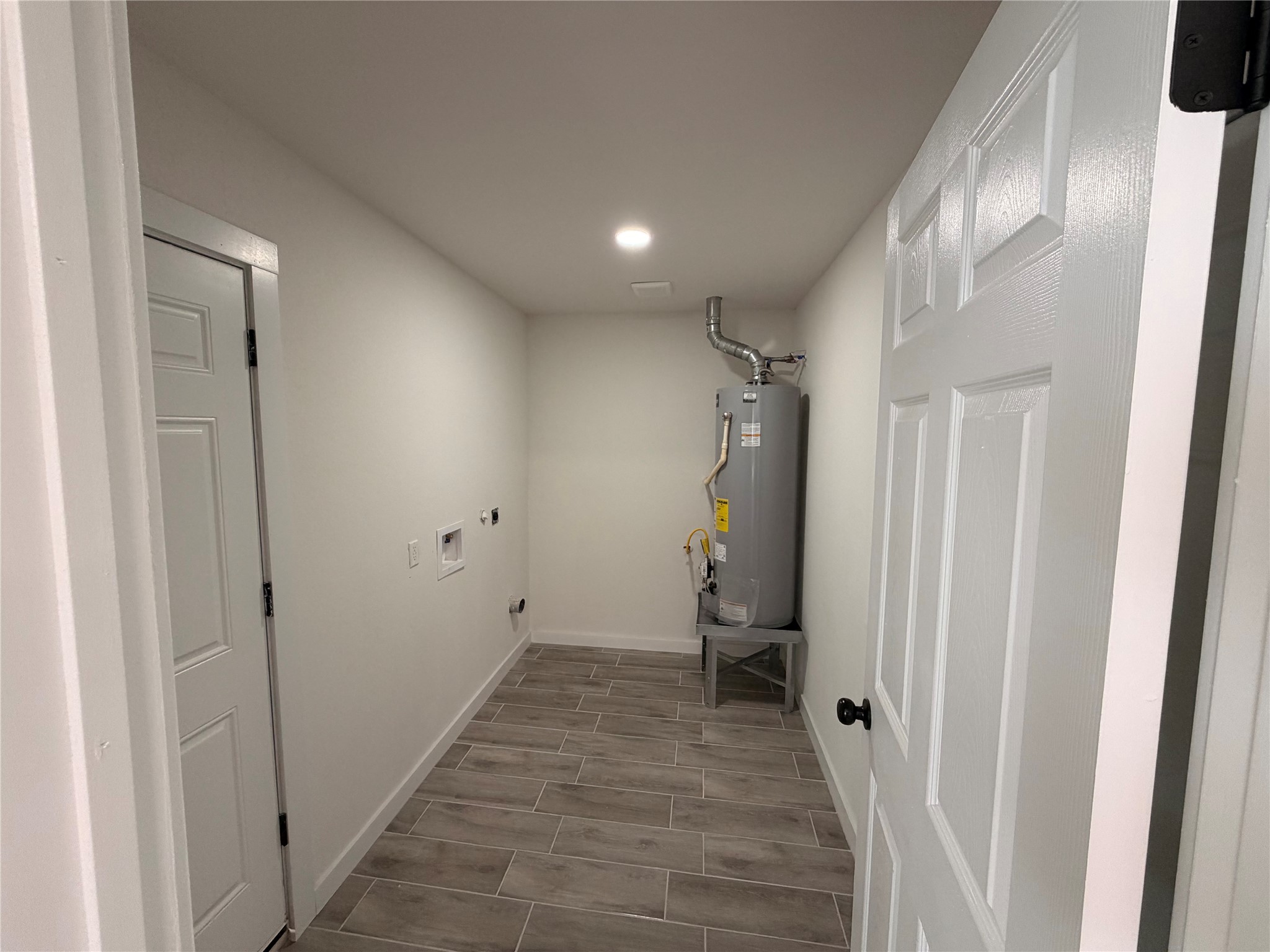 5842 Beldart Street Houston, TX 77033 - Photo 20 of 24 a view of a hallway