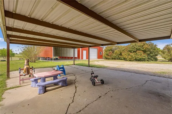 a view of a house with backyard and porch