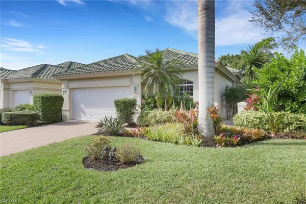 $650,000 | 870 Vistana Circle, Unit 52, Naples, FL 34119