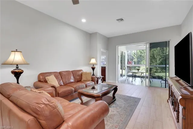 $660,000 | 870 Vistana Circle, Unit 52, Naples, FL 34119