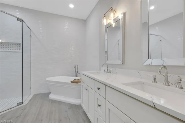 $660,000 | 870 Vistana Circle, Unit 52, Naples, FL 34119