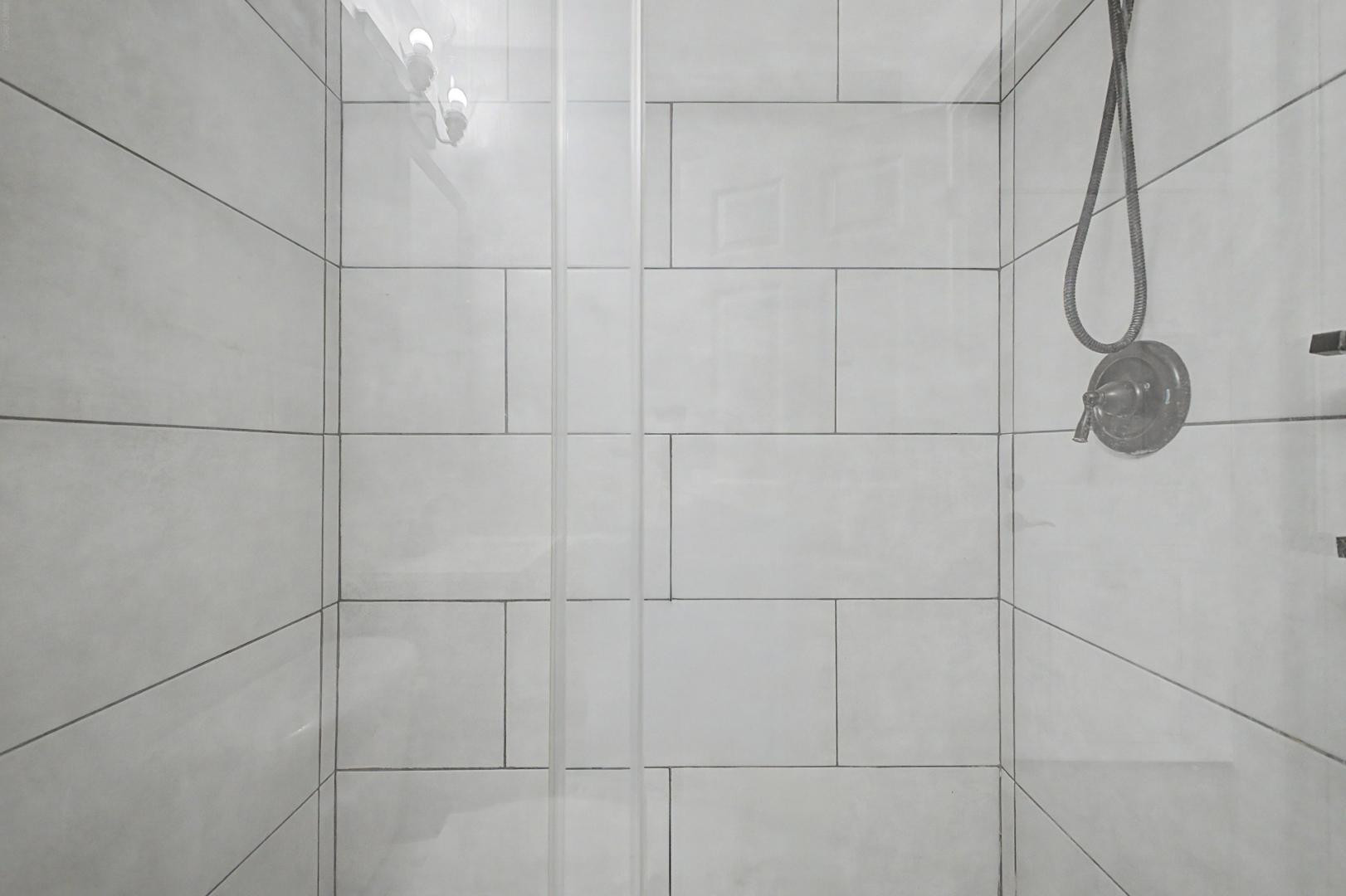 2534 North 28th Street Phoenix, AZ 85008 - Photo 17 of 33 a bathroom with a shower