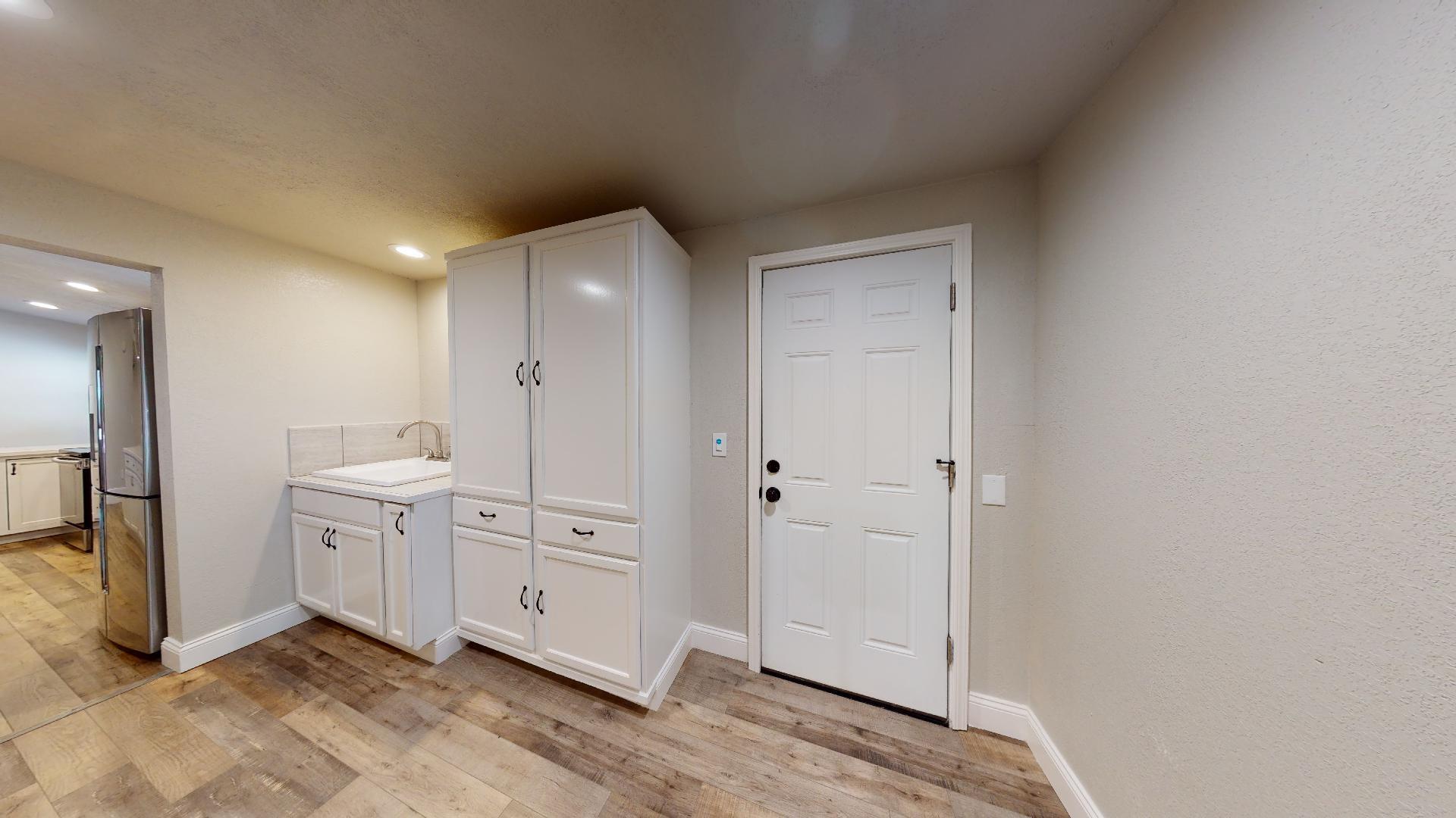 60141 Agate Road Bend, OR 97702 - Photo 4 of 34 60141-Agate-Rd-Butler-pantry-areamudroom