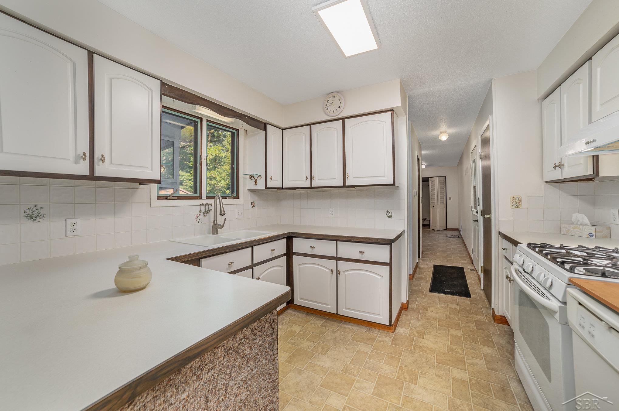 490 Revilo Road Bay City, MI 48706 - Photo 6 of 34 50125038-5.JPG
