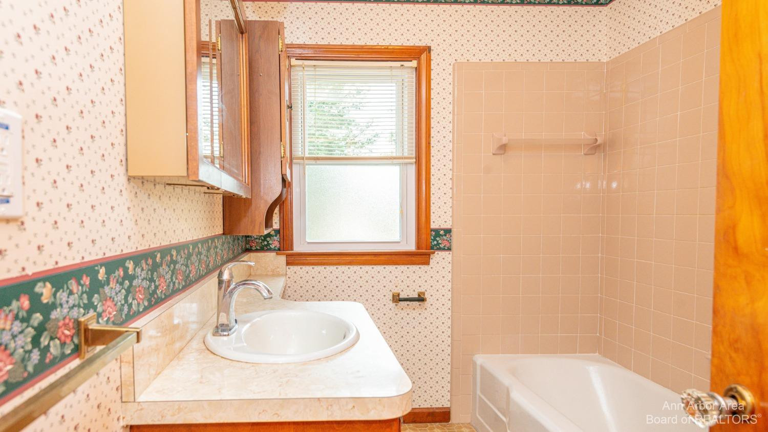 6900 Dexter-Pinckney Road Dexter, MI 48130 - Photo 16 of 30 Full Bathroom with Tub/Shower