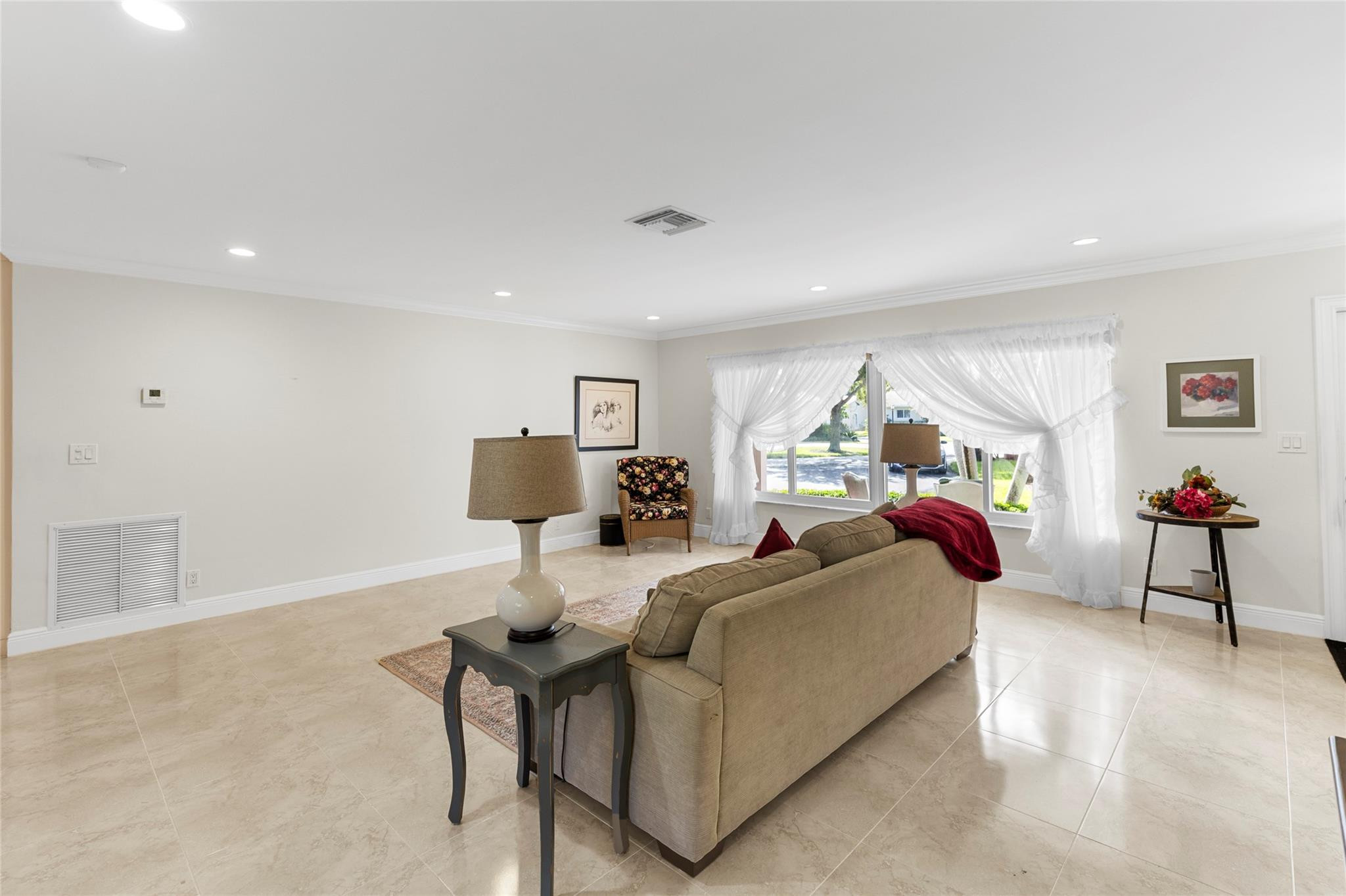 7237 East Tropical Way Plantation, FL 33317 - Photo 16 of 50 Family/ Living room