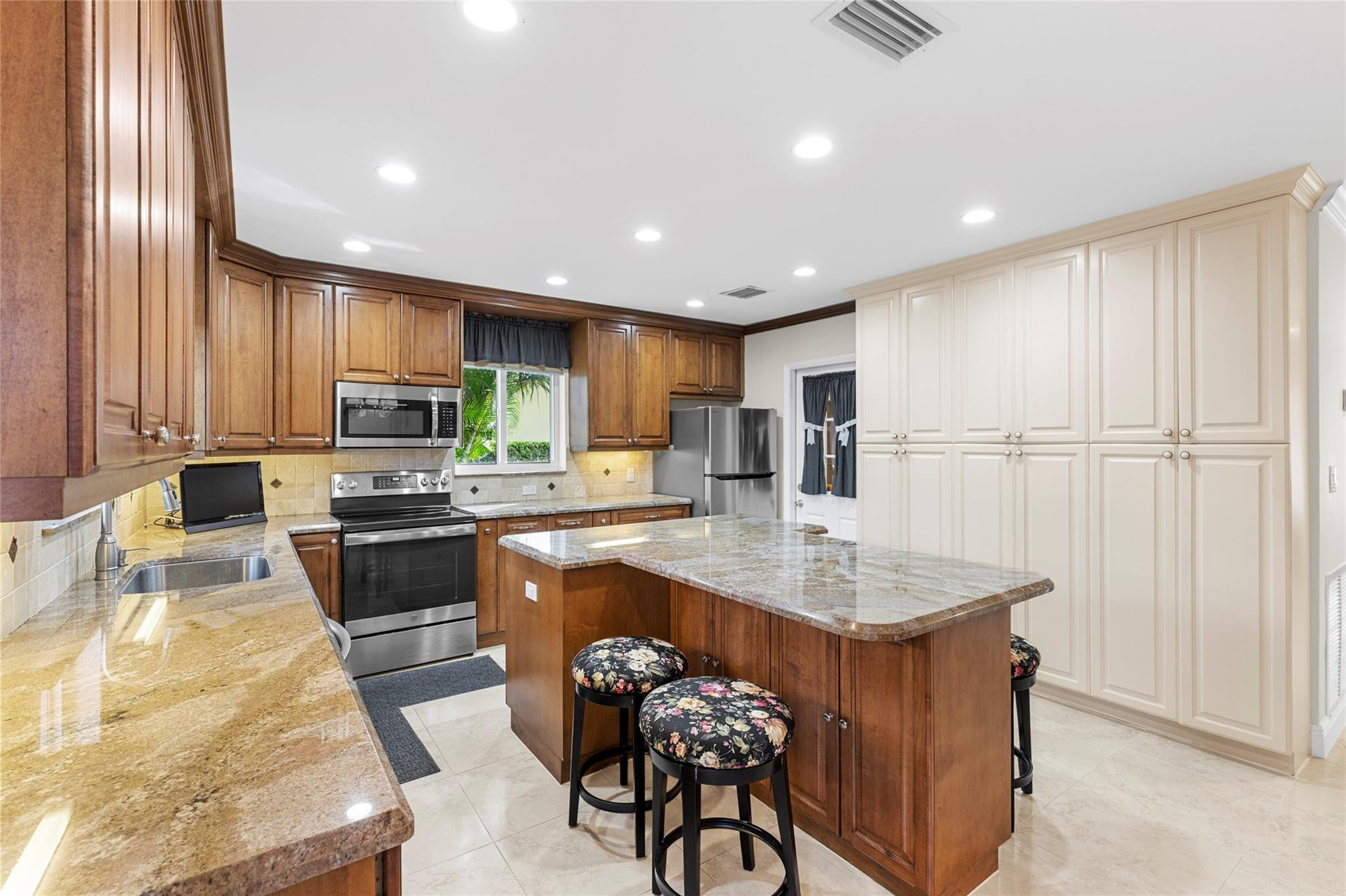 7237 East Tropical Way Plantation, FL 33317 - Photo 4 of 50 Photo 4