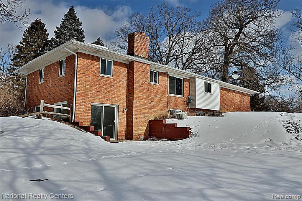 8290 Bergin Road Howell, MI 48843 - Photo 4 of 47