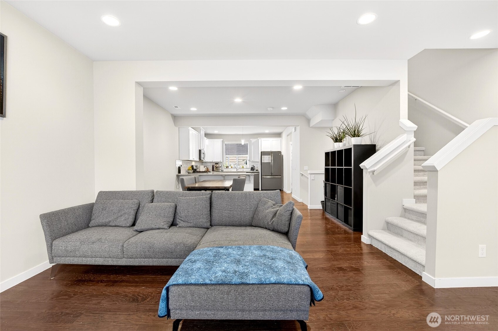 22925 79th Place West, Unit B Edmonds, WA 98026 - Photo 12 of 39 a living room with furniture and kitchen view