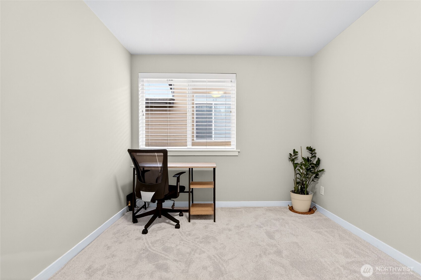 22925 79th Place West, Unit B Edmonds, WA 98026 - Photo 29 of 39 a workspace with furniture and a window