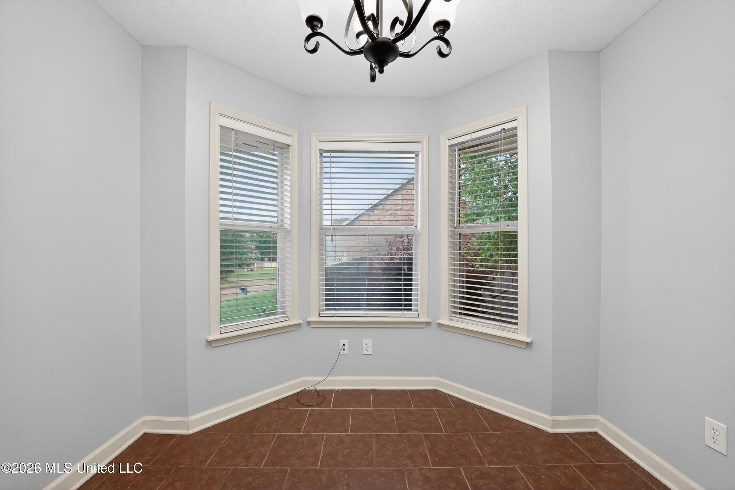 114 Spring Valley Drive Brandon, MS 39047 - Photo 11 of 30 11_114_Spring_Valley_Dr-Living_room-6956