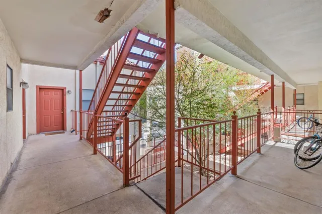 $1,950 | 706 West 22nd Street, Unit 201, Austin, TX 78705