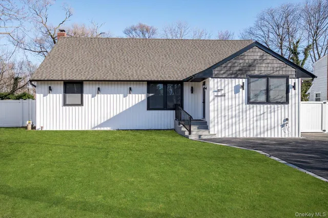 $749,900 | 41 Embargo Place, North Babylon, NY 11703