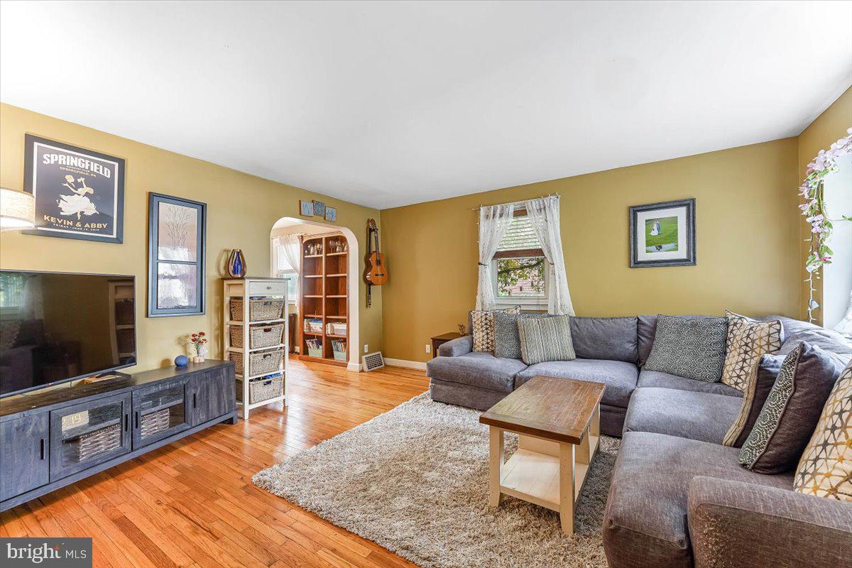 4010 Marshall Road Drexel Hill, PA 19026 - Photo 4 of 27 Spacious and bright living room
