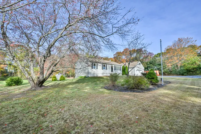 a view of a house with a yard