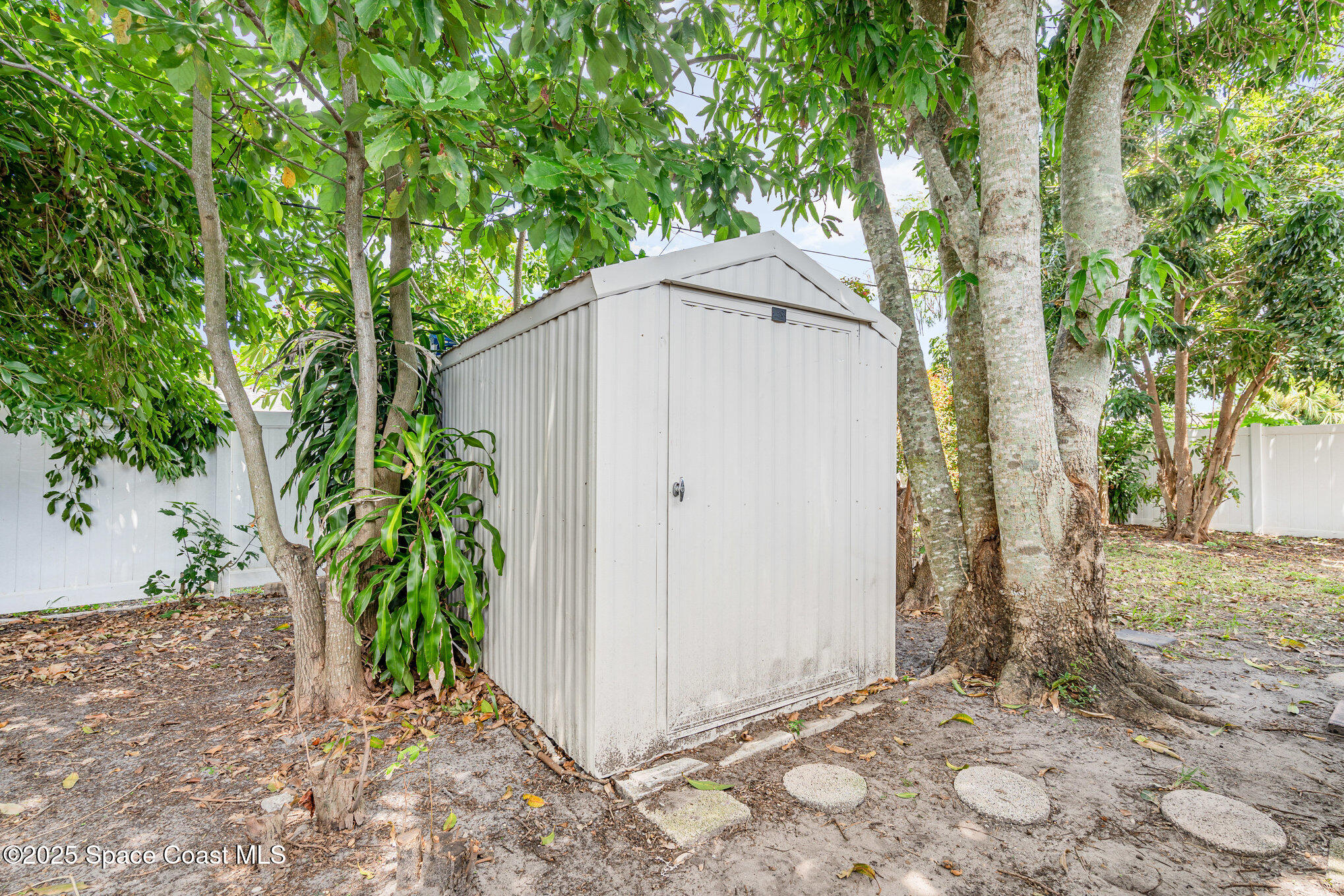 508 Comanche Avenue Melbourne, FL 32935 - Photo 21 of 21 a backyard of a house with lots of green space