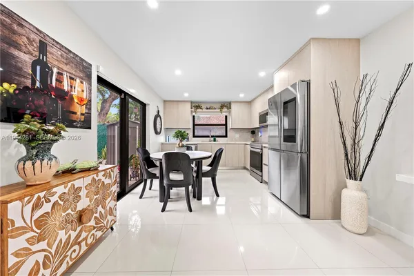 $399,000 | 2415 West 67th Place, Unit 811, Hialeah, FL 33016