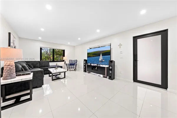 $399,000 | 2415 West 67th Place, Unit 811, Hialeah, FL 33016