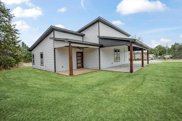 a view of a house with backyard