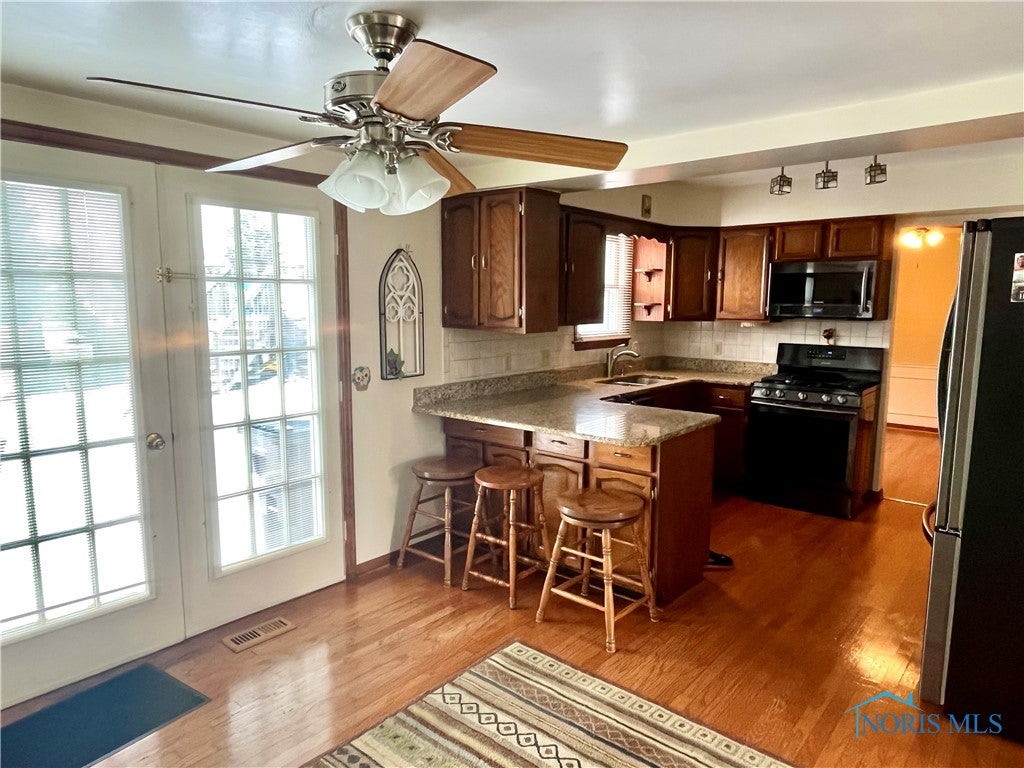 15524 Five Point Road Perrysburg, OH 43551 - Photo 14 of 48 EAT IN KITCH WITH A VIEW!