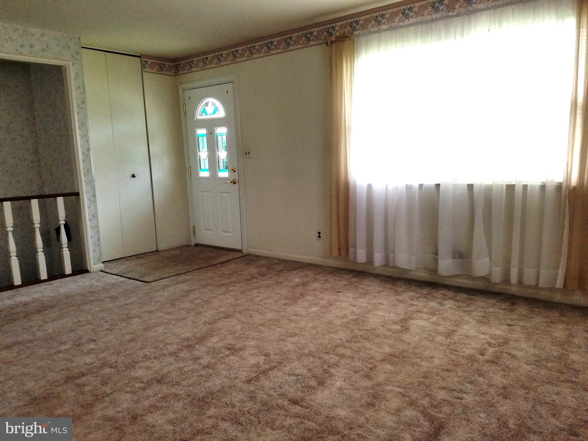 702 Crosby Road Baltimore, MD 21228 - Photo 3 of 29 Spacious 17 x 14