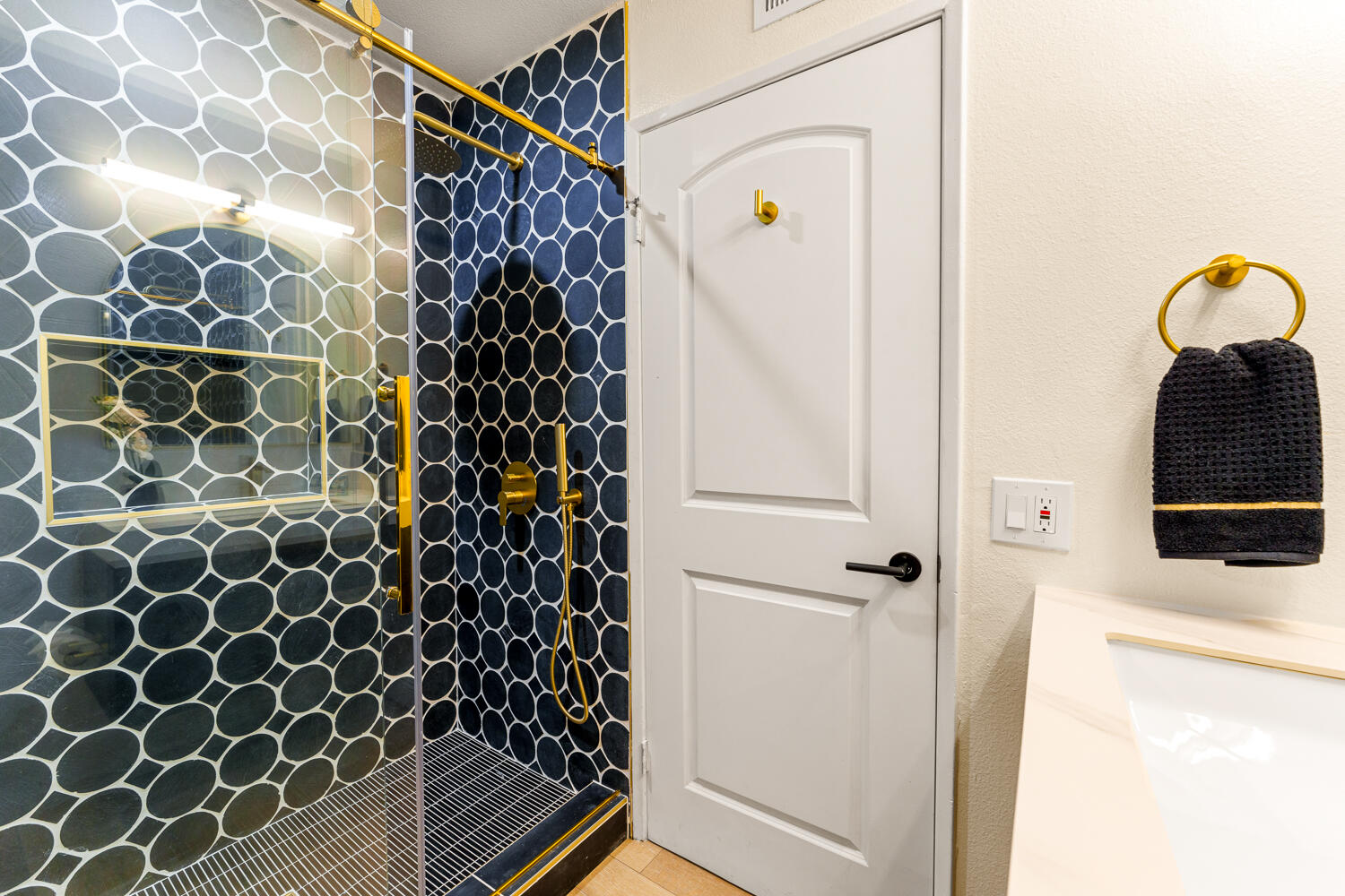 200 East Racquet Club Road, Unit 60 Palm Springs, CA 92262 - Photo 23 of 48 a bathroom with a shower