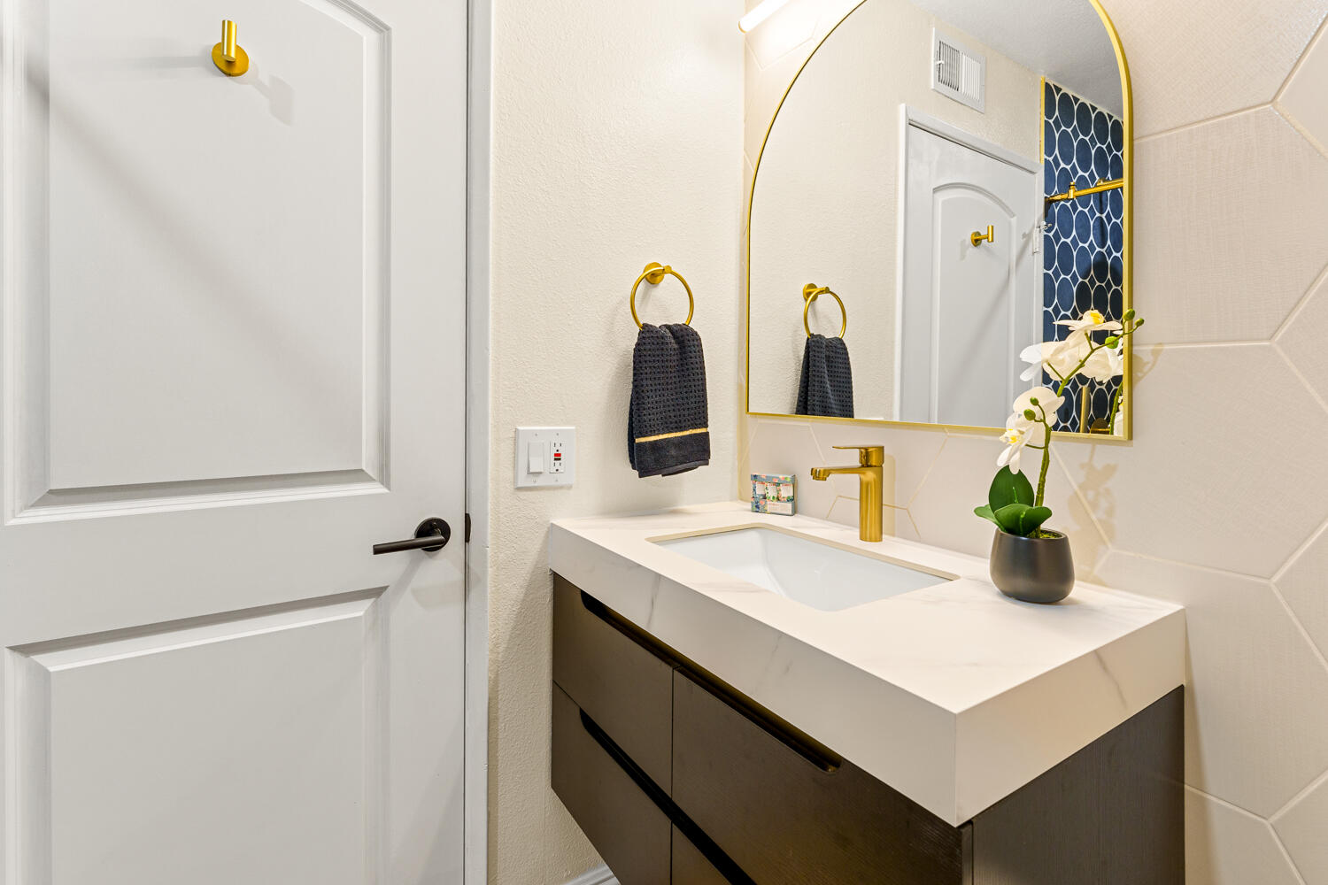 200 East Racquet Club Road, Unit 60 Palm Springs, CA 92262 - Photo 24 of 48 a bathroom with a sink and a mirror
