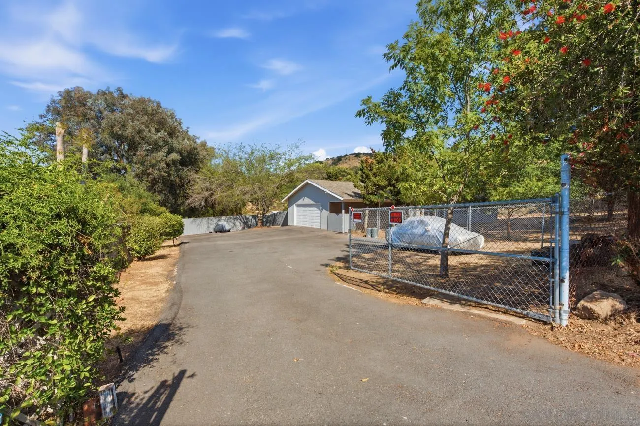 15773 Oak Valley Road Ramona, CA 92065 - Photo 10 of 42 Entrance to property.