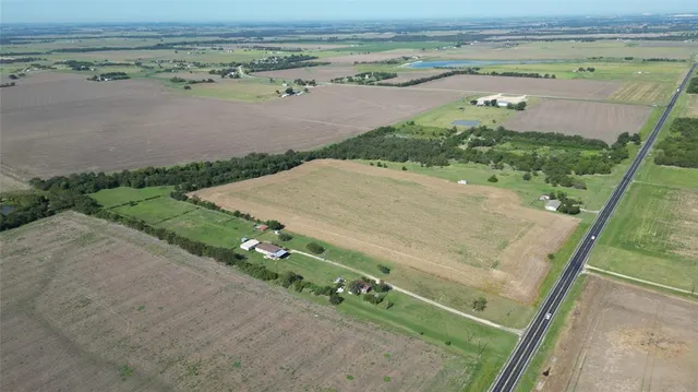 a view of a garden with an apartment