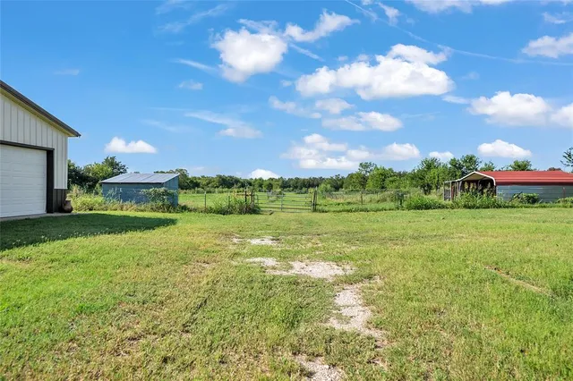 a view of a livingroom with furniture and a ceiling fan