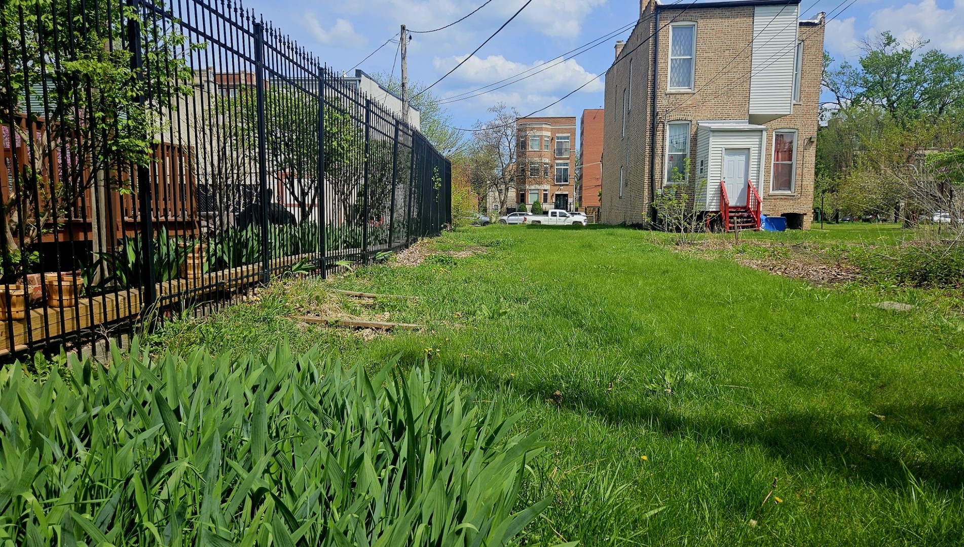 3808 South Wabash Avenue Chicago, IL 60653 - Photo 2 of 3 a view of a garden in front of a house