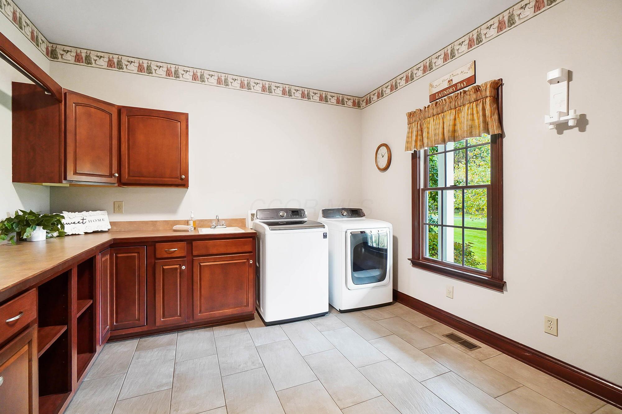 5582 Plantation Road Sunbury, OH 43074 - Photo 41 of 107 1st Floor Laundry