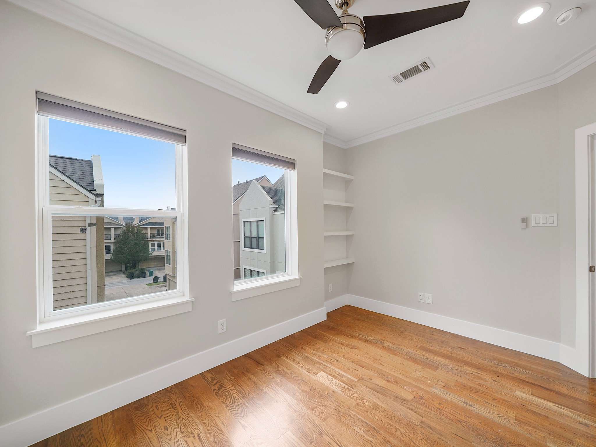 1512 Thompson Street, Unit 2 Houston, TX 77007 - Photo 34 of 39 Alternative view of secondary bedroom