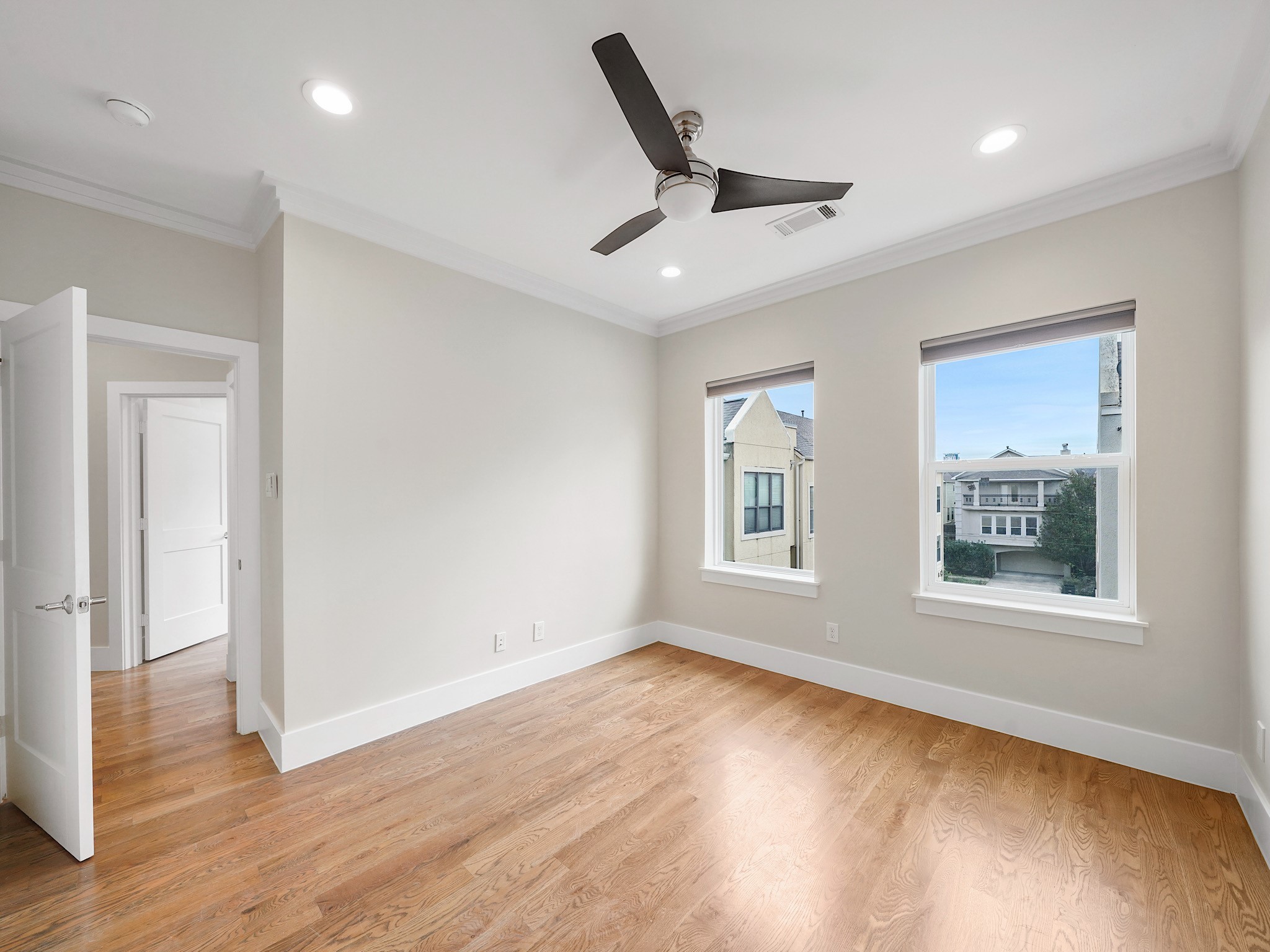 1512 Thompson Street, Unit 2 Houston, TX 77007 - Photo 38 of 39 Alternate view of the bedroom emphasizing window placement and an open, airy feel.