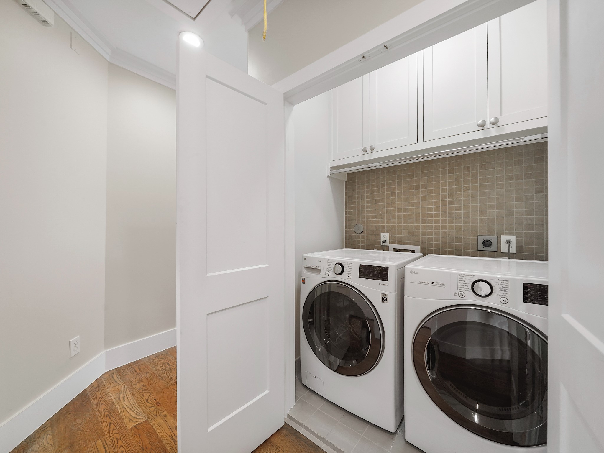 1512 Thompson Street, Unit 2 Houston, TX 77007 - Photo 39 of 39 Third-floor utility closet with full-size washer and dryer, conveniently located near bedrooms on the 3rd floor.