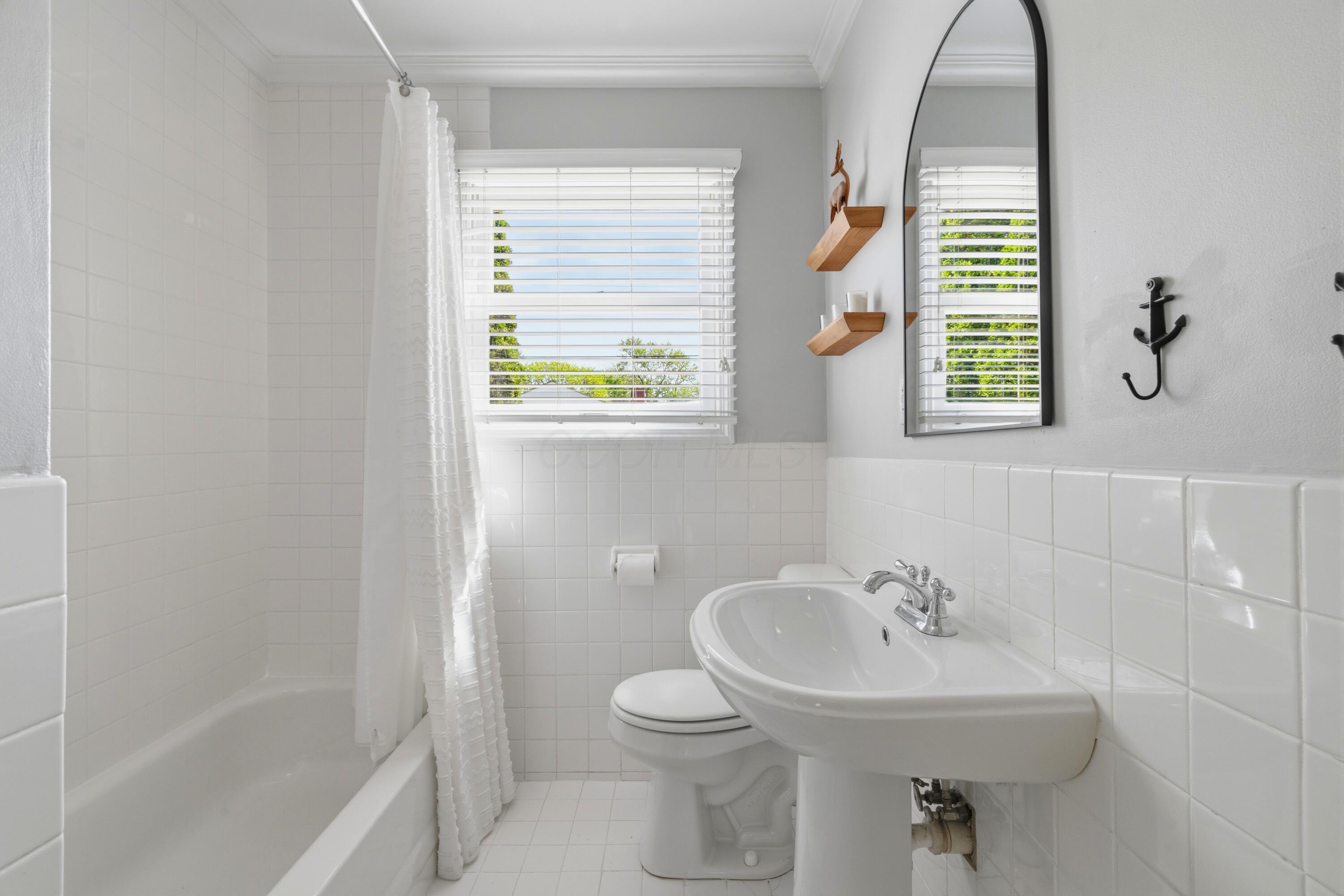 2255 Cranford Road Columbus, OH 43221 - Photo 21 of 67 Full Bathroom