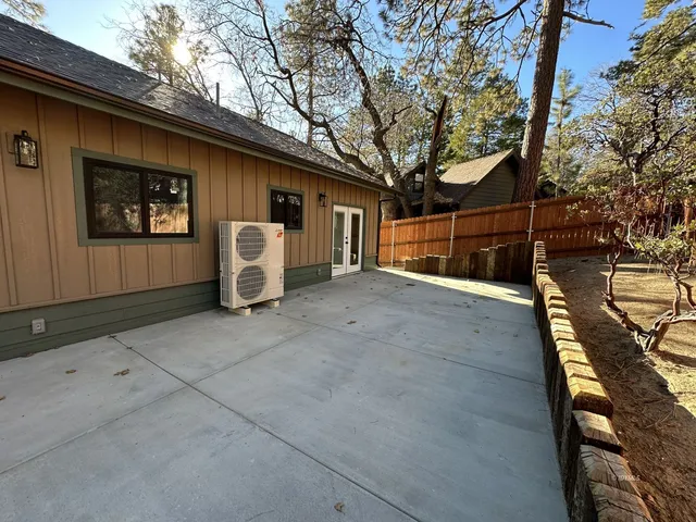 a view of a house with backyard