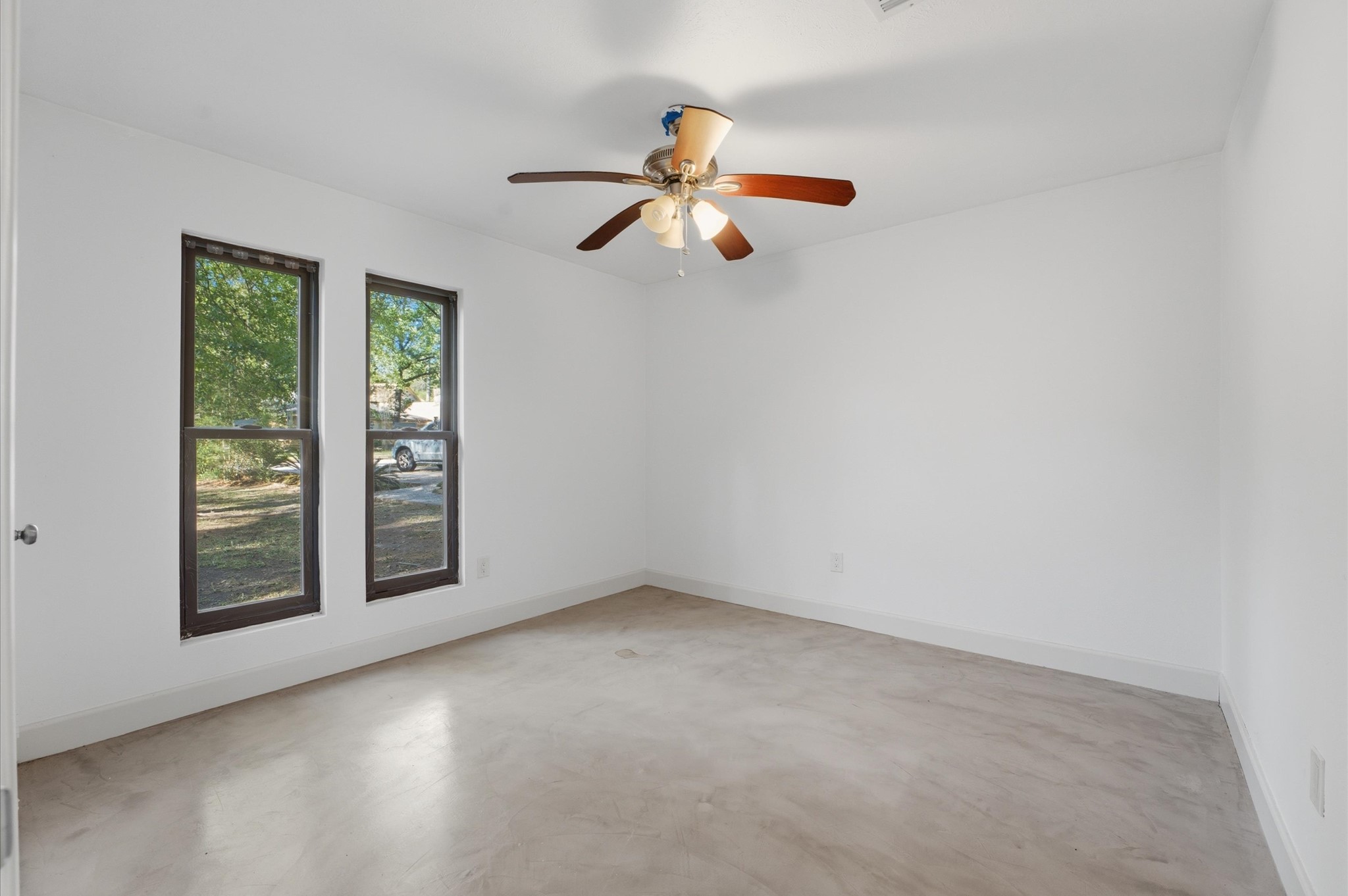 29 South High Oaks Circle Spring, TX 77380 - Photo 15 of 21 an empty room with windows and fan