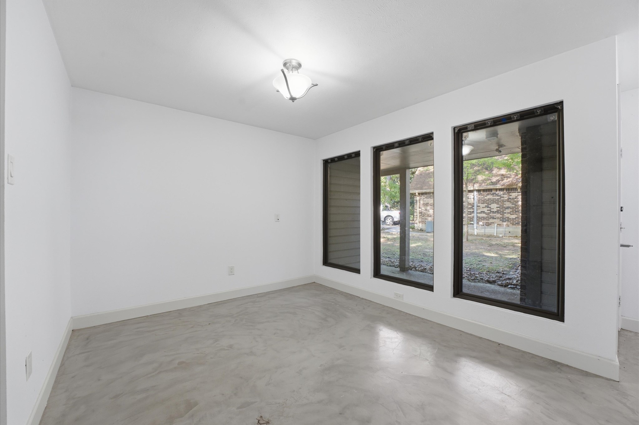29 South High Oaks Circle Spring, TX 77380 - Photo 9 of 21 a view of an empty room with a window