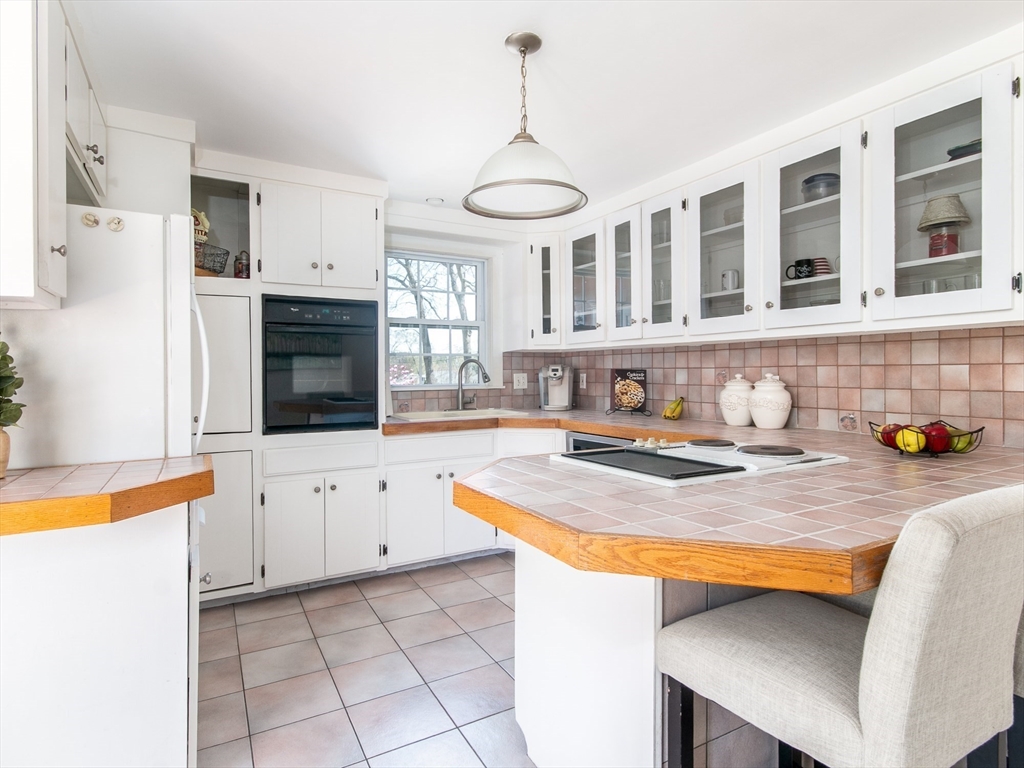 32 Norwich Road Nashua, NH 03062 - Photo 6 of 27 Gallery Image 6