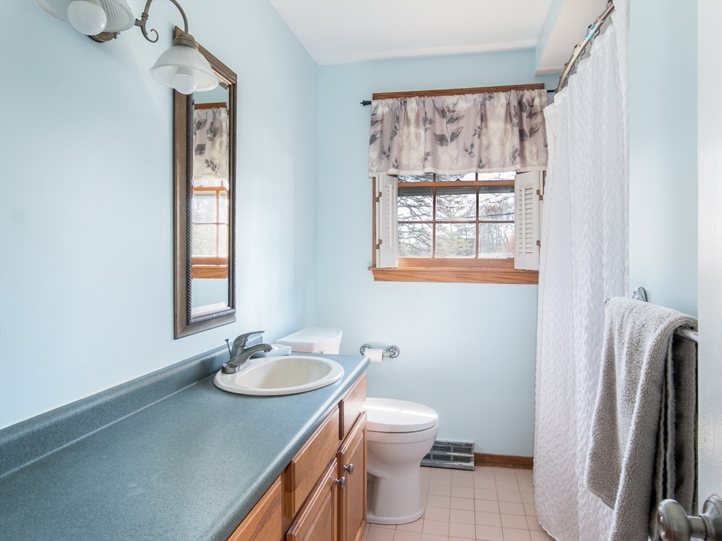 32 Norwich Road Nashua, NH 03062 - Photo 8 of 27 Gallery Image 8