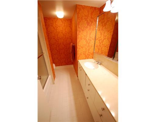 900 Washington Road, Unit 210 Mt. Lebanon, PA 15228 - Photo 13 of 16 Full Bath. A second full bath in the hallway is close to the bedrooms and other areas in the unit.