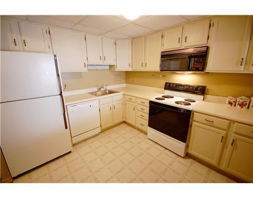 900 Washington Road, Unit 210 Mt. Lebanon, PA 15228 - Photo 8 of 16 Kitchen. A large kitchen has room for a table.