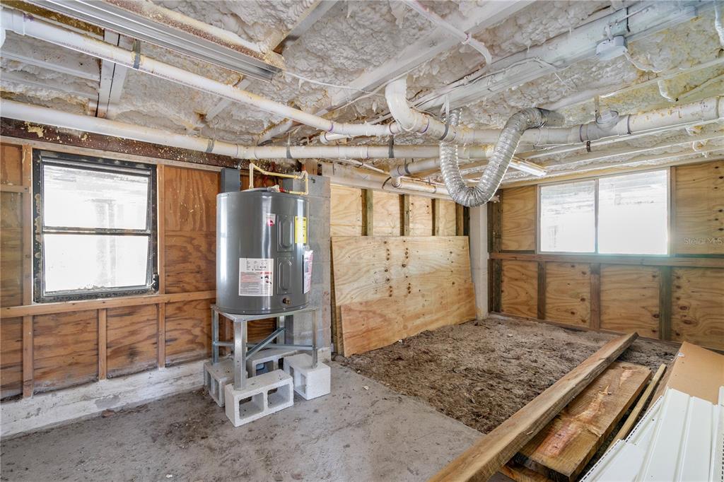 2476 North Beach Road Englewood, FL 34223 - Photo 56 of 58 a living room with a large window