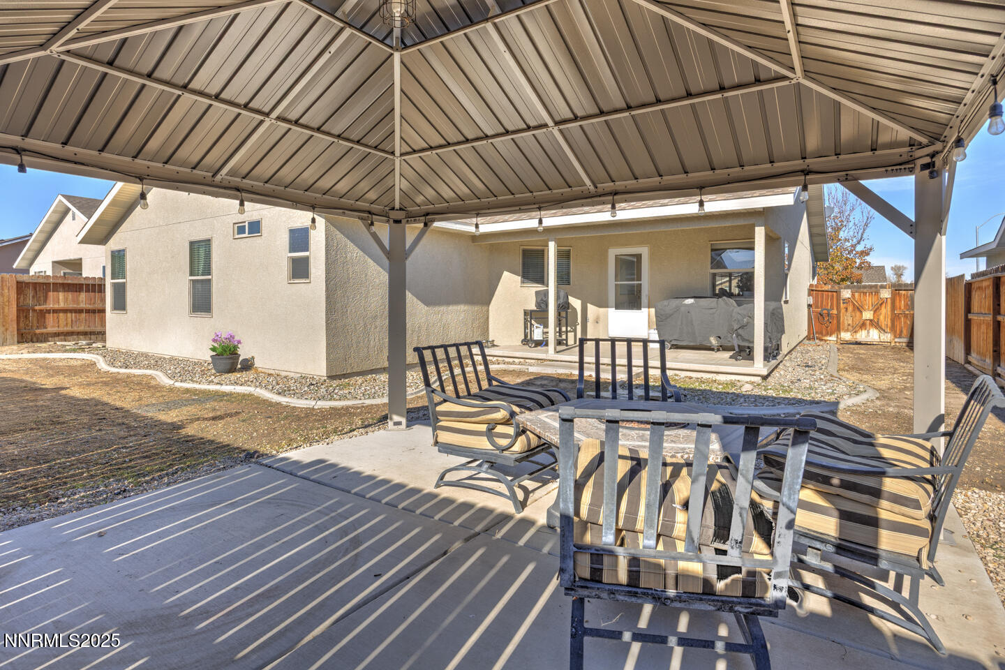 508 Cicada Street Fallon, NV 89406 - Photo 20 of 26 a view of a patio with table and chairs with wooden floor and fence